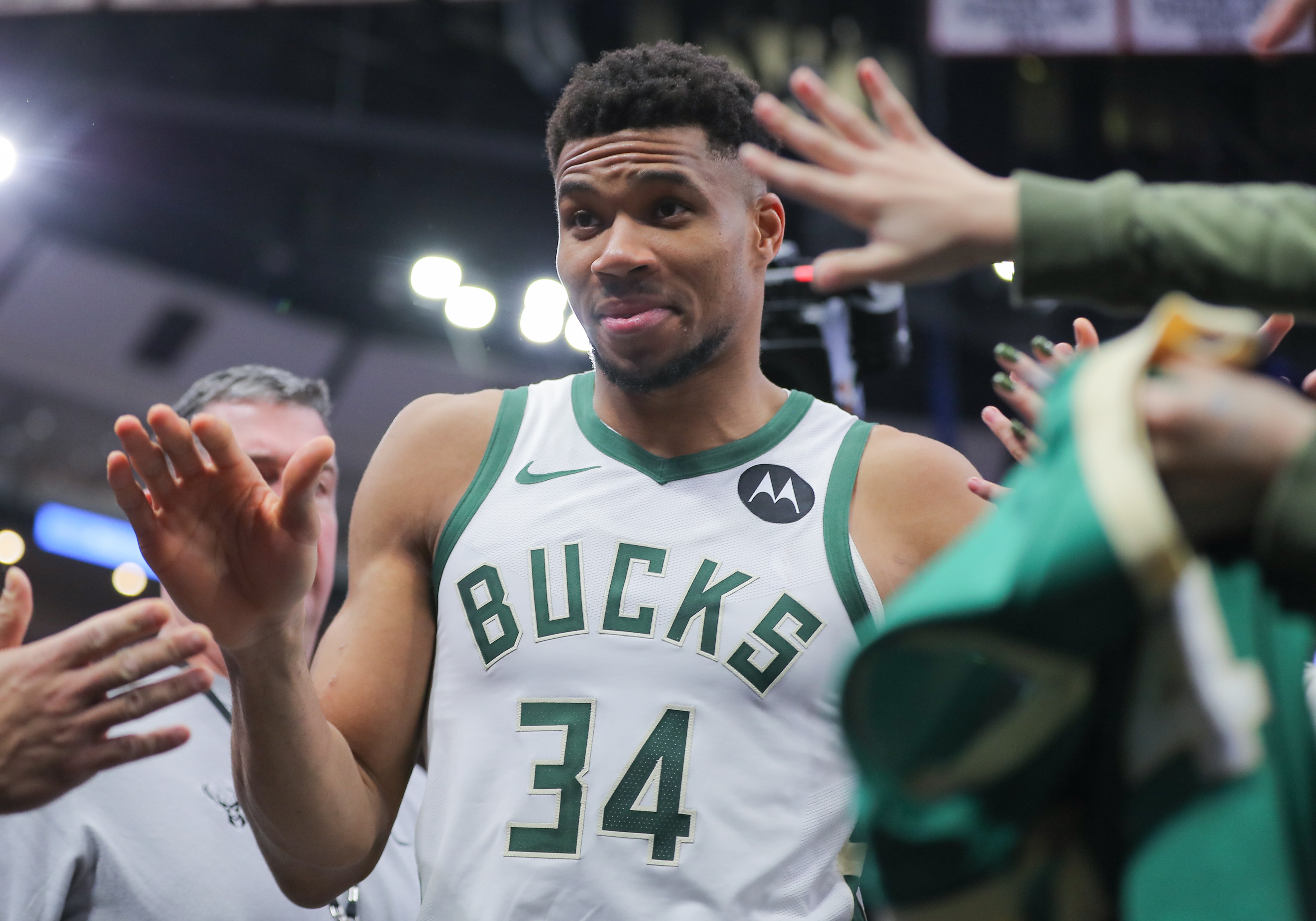 九游体育-关于字母哥意外战胜老鹰，领先优势明显引爆全场！热度持续攀升的信息