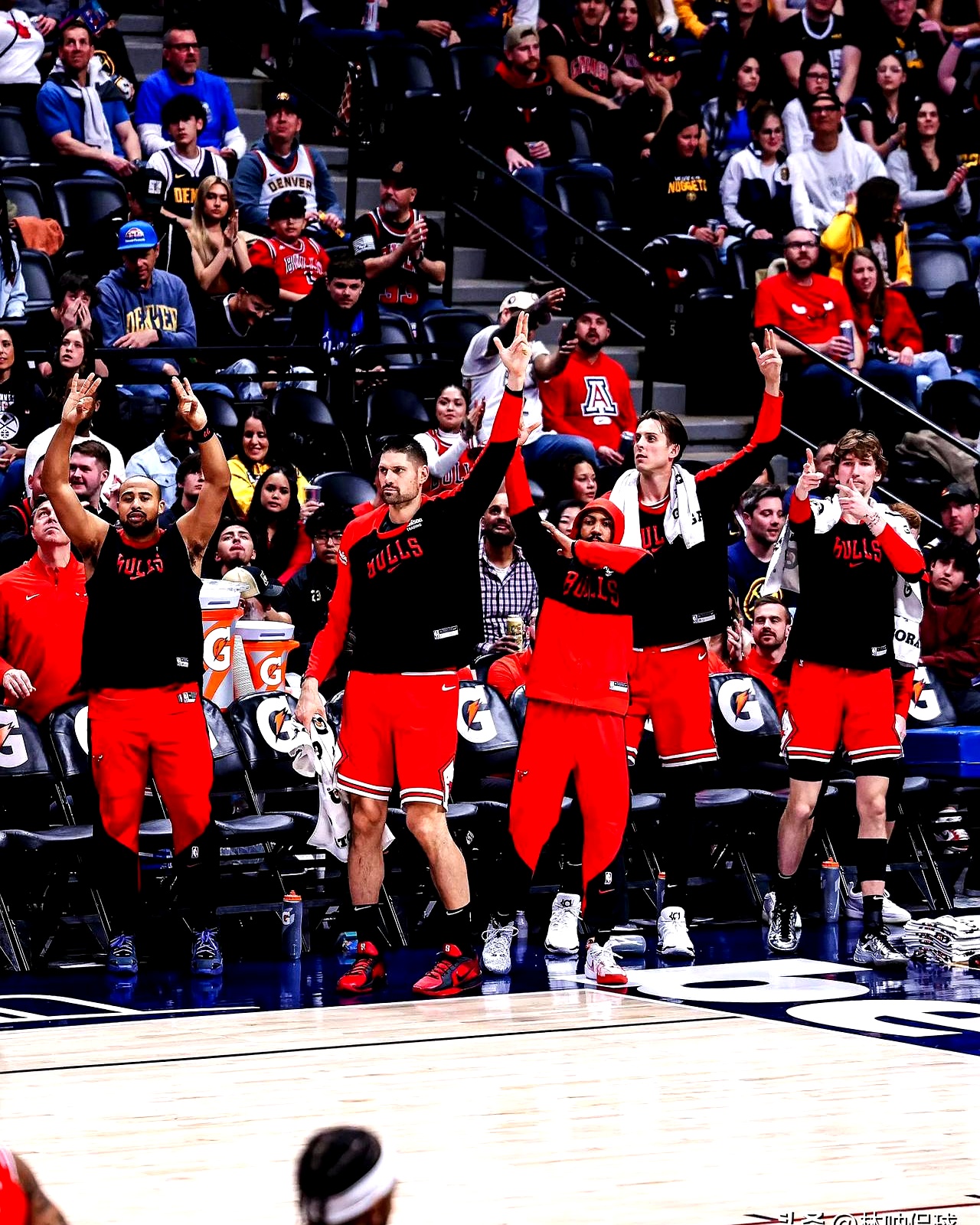 九游官网-公牛引发争议！，德布劳内官方宣布比赛局势复杂新规引发球迷热议(德布劳内致谢球迷)